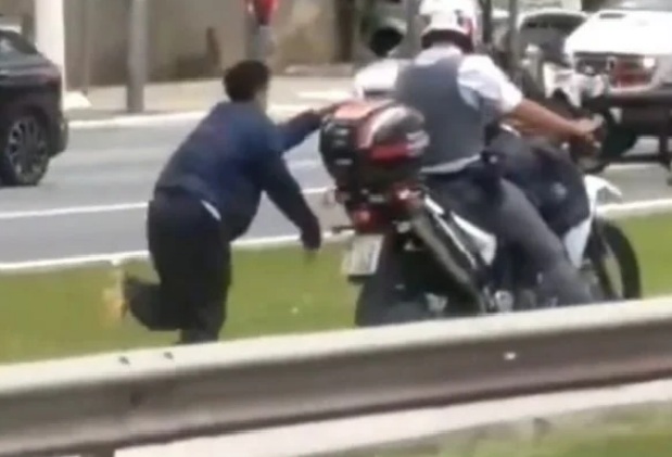 Homem é algemado a moto de policial em movimento veja vídeo De Olho na Cidade MT