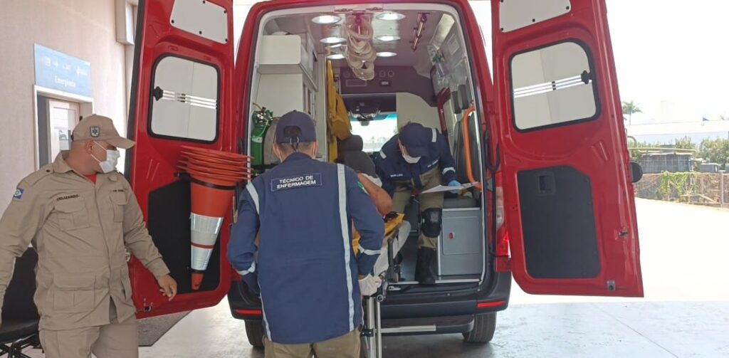 Mulher é esfaqueada e suspeito permanece foragido enquanto vítima é socorrida em Sorriso