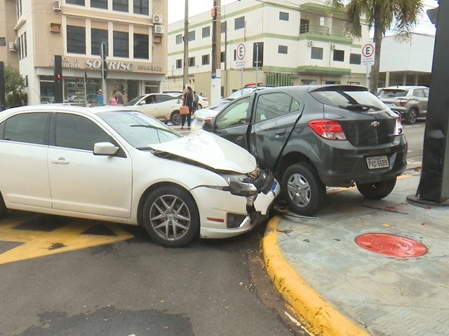Colisão entre dois veículos é registrada em cruzamento da cidade de Sorriso