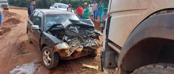 Motorista morre em colisão entre carro e carreta em MT