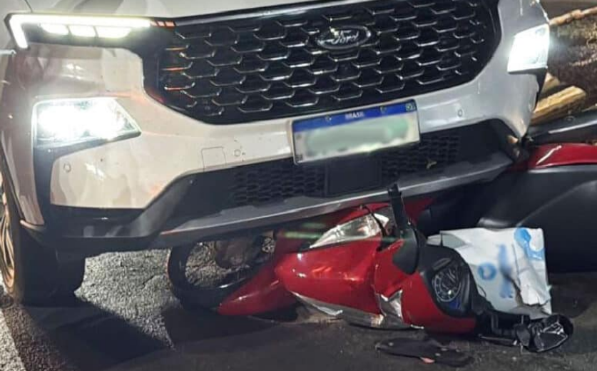 Acidente entre motocicleta e carro deixa mulher ferida no centro de Sorriso